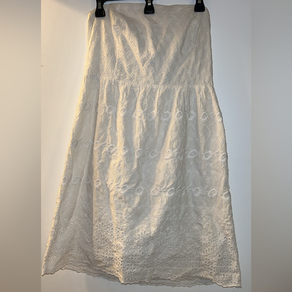Strapless white lace design dress knee length size 12, old navy, zips on side